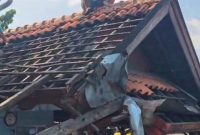 Suasana pembongkaran kios di tempat wisata Pasujudan, Lasem, Rembang.