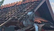 Suasana pembongkaran kios di tempat wisata Pasujudan, Lasem, Rembang.