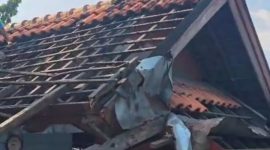 Suasana pembongkaran kios di tempat wisata Pasujudan, Lasem, Rembang.