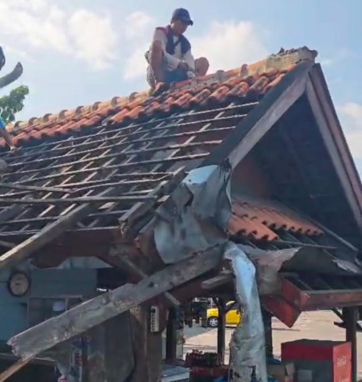 Suasana pembongkaran kios di tempat wisata Pasujudan, Lasem, Rembang.