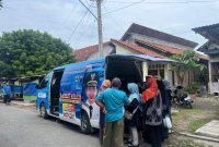 Petugas Samsat Satlantas Polres Tegal, saat melayani masyarakat desa terkait pajak kendaraan bermotor. 