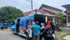 Petugas Samsat Satlantas Polres Tegal, saat melayani masyarakat desa terkait pajak kendaraan bermotor.