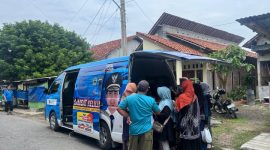 Petugas Samsat Satlantas Polres Tegal, saat melayani masyarakat desa terkait pajak kendaraan bermotor. 