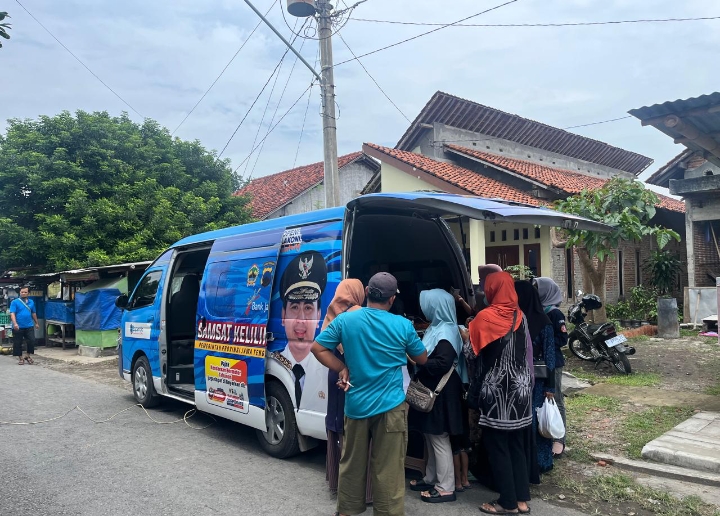 Petugas Samsat Satlantas Polres Tegal, saat melayani masyarakat desa terkait pajak kendaraan bermotor. 