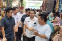 Ketua Komisi II DPRD Kabupaten Tegal, M. Alfian Adipradana, saat menampung aspirasi pedagang pasar tradisional Margasari.