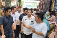 Ketua Komisi II DPRD Kabupaten Tegal, M. Alfian Adipradana, saat menampung aspirasi pedagang pasar tradisional Margasari.