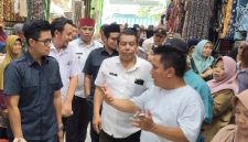 Ketua Komisi II DPRD Kabupaten Tegal, M. Alfian Adipradana, saat menampung aspirasi pedagang pasar tradisional Margasari.