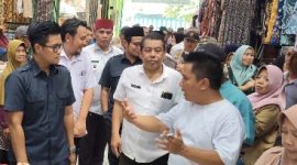 Ketua Komisi II DPRD Kabupaten Tegal, M. Alfian Adipradana, saat menampung aspirasi pedagang pasar tradisional Margasari.