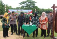 Dandim 0721/Blora, Letkol Inf Agung Cahyono, S.Sos., M.Han. saat menandatangani penutupan peresmian TMMD Sengkuyung tahap IV tahun 2025.