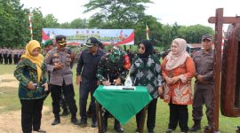 Dandim 0721/Blora, Letkol Inf Agung Cahyono, S.Sos., M.Han. saat menandatangani penutupan peresmian TMMD Sengkuyung tahap IV tahun 2025.