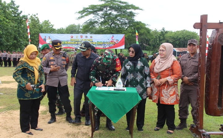 Dandim 0721/Blora, Letkol Inf Agung Cahyono, S.Sos., M.Han. saat menandatangani penutupan peresmian TMMD Sengkuyung tahap IV tahun 2025.