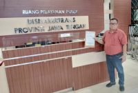 Yoyok Sakiran, Ketua BPAN-LAI Jateng, saat memberikan surat ke Disnakertrans Kabupaten Pati.