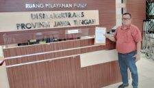 Yoyok Sakiran, Ketua BPAN-LAI Jateng, saat memberikan surat ke Disnakertrans Kabupaten Pati.