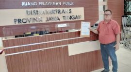 Yoyok Sakiran, Ketua BPAN-LAI Jateng, saat memberikan surat ke Disnakertrans Kabupaten Pati.