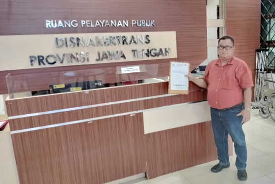 Yoyok Sakiran, Ketua BPAN-LAI Jateng, saat memberikan surat ke Disnakertrans Kabupaten Pati.