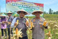 Kapolres Grobogan AKBP Ike Yulianto, bersama Administratur Purwodadi, Untoro Tri Kurniawan, saat memanen jagung program ketahanan pangan.