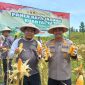 Kapolres Grobogan AKBP Ike Yulianto, bersama Administratur Purwodadi, Untoro Tri Kurniawan, saat memanen jagung program ketahanan pangan.