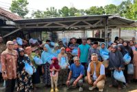 Korkab Mas Gibran, Sumarsono alias Samson, foto bersama warga penerima bantuan.