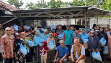 Korkab Mas Gibran, Sumarsono alias Samson, foto bersama warga penerima bantuan.