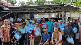 Korkab Mas Gibran, Sumarsono alias Samson, foto bersama warga penerima bantuan.