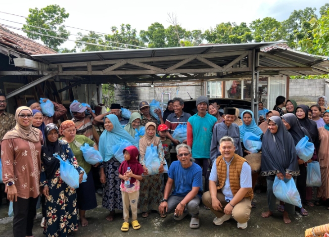 Korkab Mas Gibran, Sumarsono alias Samson, foto bersama warga penerima bantuan.
