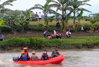 Tim BPBD Demak saat melakukan pencarian.