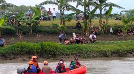 Tim BPBD Demak saat melakukan pencarian.