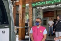 MRF, tersangka korupsi dana KUR Rp 2,2 miliar, saat digiring petugas Kejari Kota Semarang.