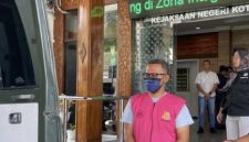 MRF, tersangka korupsi dana KUR Rp 2,2 miliar, saat digiring petugas Kejari Kota Semarang.