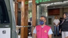 MRF, tersangka korupsi dana KUR Rp 2,2 miliar, saat digiring petugas Kejari Kota Semarang.