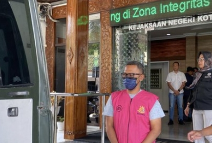 MRF, tersangka korupsi dana KUR Rp 2,2 miliar, saat digiring petugas Kejari Kota Semarang.