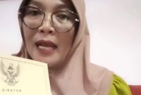 Burita Yulianti, perwakilan Ali Mursid, saat menunjukan surat  kuasanya yang diterbit notaris.