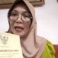 Burita Yulianti, perwakilan Ali Mursid, saat menunjukan surat  kuasanya yang diterbit notaris.