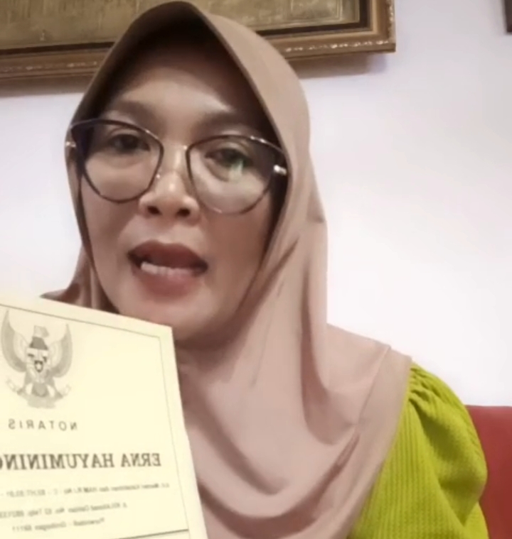 Burita Yulianti, perwakilan Ali Mursid, saat menunjukan surat  kuasanya yang diterbit notaris.