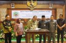 Bupati Arief Rohman, saat menandatangani rancangan peraturan daerah (Ranperda) strategis bagi perekonomian daerah.