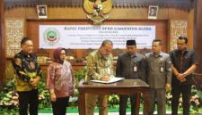 Bupati Arief Rohman, saat menandatangani rancangan peraturan daerah (Ranperda) strategis bagi perekonomian daerah.