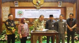 Bupati Arief Rohman, saat menandatangani rancangan peraturan daerah (Ranperda) strategis bagi perekonomian daerah.