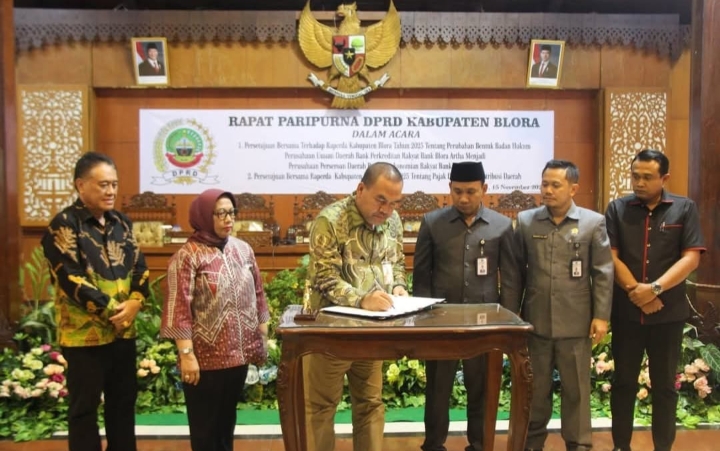 Bupati Arief Rohman, saat menandatangani rancangan peraturan daerah (Ranperda) strategis bagi perekonomian daerah.