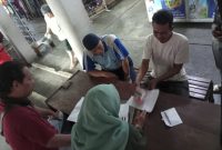 Dok.ist: serah terima uang pengganti kehilangan oleh pihak keamanan pasar kepada korban pencurian. 