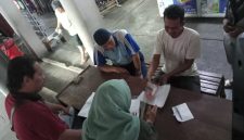 Dok.ist: serah terima uang pengganti kehilangan oleh pihak keamanan pasar kepada korban pencurian.