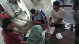 Dok.ist: serah terima uang pengganti kehilangan oleh pihak keamanan pasar kepada korban pencurian. 