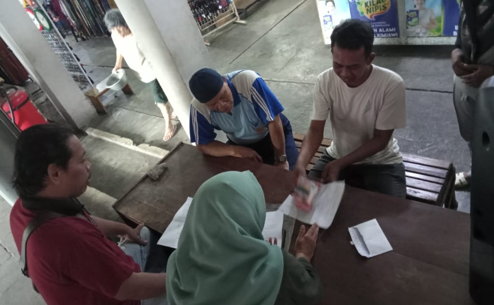 Dok.ist: serah terima uang pengganti kehilangan oleh pihak keamanan pasar kepada korban pencurian. 