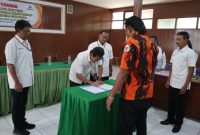 Foto: Serah terima bantuan TJSL perbaikan mushola Hajar Aswad Pemuda Pancasila cabang Blora. Senin (17/11/2025).