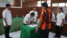 Foto: Serah terima bantuan TJSL perbaikan mushola Hajar Aswad Pemuda Pancasila cabang Blora. Senin (17/11/2025).