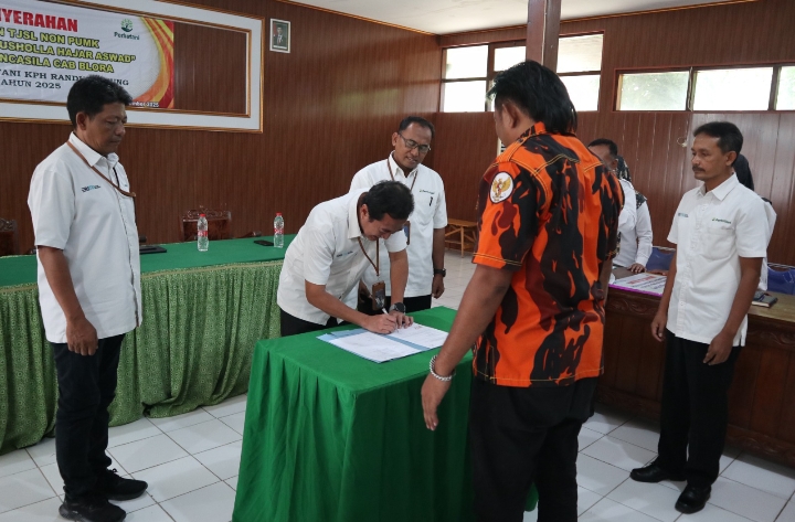 Foto: Serah terima bantuan TJSL perbaikan mushola Hajar Aswad Pemuda Pancasila cabang Blora. Senin (17/11/2025).