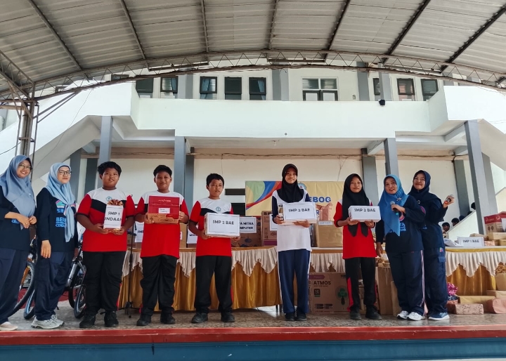 Para siswa SMP 2 Gebog Kudus, saat merayakan ultah sekolahnya yang ke 40.