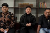 Bagas Pamenang N, SH, MH (tengah)