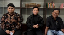 Bagas Pamenang N, SH, MH (tengah)