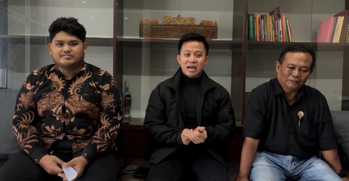 Bagas Pamenang N, SH, MH (tengah)