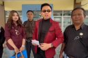 Bagas Pamenang N, SH, MH, (Baju merah) saat diwawancara wartawan, usai memberikan surat penegasan ke BPN Kabupaten Rembang.
